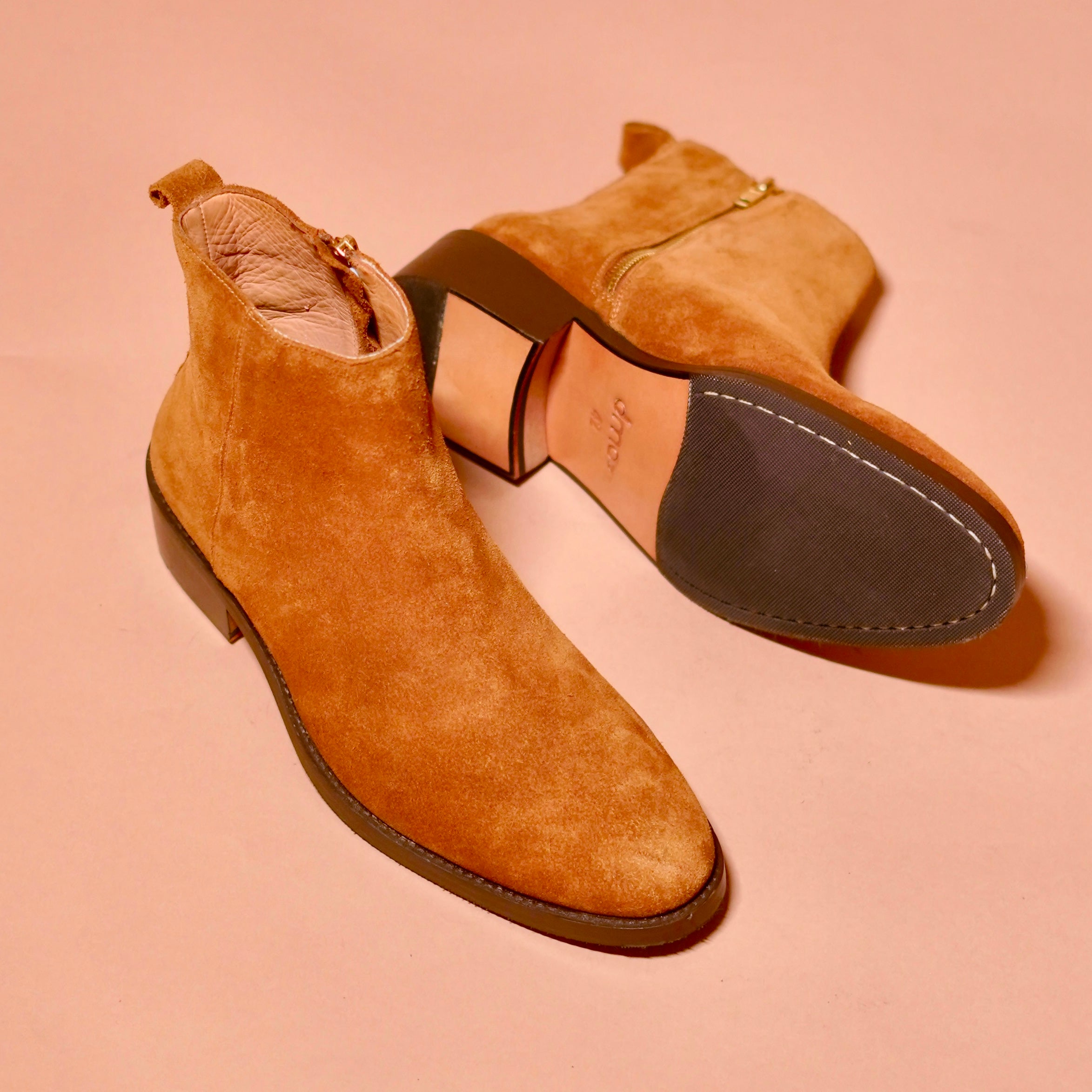 Close-up of Sprazzo Castano’s zipper and pull-loop detail